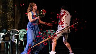 Verpasst dem Liebesgott für seine Boshaftigkeit eine dornige Abreibung mit Rosen: Theresa Immerz als Venus und João Terleira als Cupido.