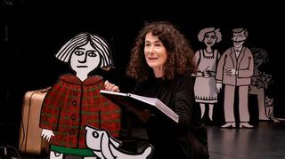 Liora Hilb mit den Figuren des preisgekrönten Theaterstücks „All that matters – Worauf es ankommt“.