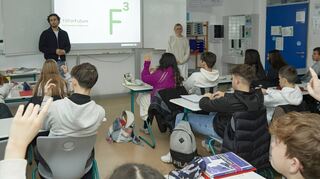 Die Neuntklässler der Erich Kästner-Schule stellen Fragen zum Projekt „Fit for Future“, das Luigi Imperato und Luisa Lurg präsentieren.