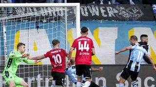 Die Entscheidung: Rico Benatelli (rechts) drückt den Ball mit aller Macht zur 2:1-Führung über die Linie.