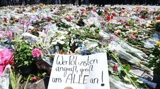 Der Messerangriff auf dem Mannheimer Marktplatz, bei dem ein Polizist getötet wurde, hat eine Wunde in der Stadt hinterlassen.