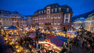 Hier weht Glühweinduft durch die Straßen: Der Weihnachtsmarkt in Heidelberg taucht die Stadt in bunte Lichter.