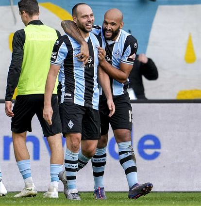 2:1 gegen Hannover II: Torschütze Rico Benatelli (l.) lässt sich von Terrence Boyd feiern.