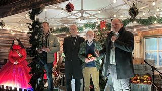 Mannheims Oberbürgermeister Christian Specht (rechts) schaltet die Weihnachtsbeleuchtung ein. Neben ihm (v.r.n.l): Lutz Pauels, Vorsitzender der Werbegemeinschaft City, und Ralf Klöpfer von der MVV.