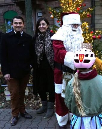 Alex Lastovezki (l.) und Sakine Diler mit dem Nikolaus.