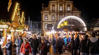 Bummeln, ohne zu frieren: Zur Eröffnung des 49. Speyerer Weihnachts- und Neujahrsmarkts vor der Alten Münze ist das dank eher spätherbstlicher Temperaturen möglich, was viele Besucher anlockt. Die Schausteller sind gut gerüstet.
