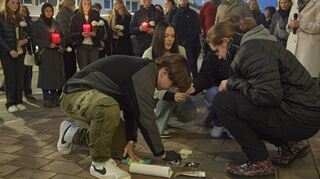 Haben das Gedenken an die Reichspogromnacht in die Bürstadt angestoßen: Mitglieder des Jugendbeirats reinigen Stolpersteine in der Nibelungenstraße.