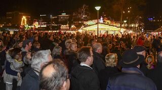 Viele Besucherinnen und Besucher sind bei der Eröffnung des Weihnachtsmarktes am Wasserturm gekommen.