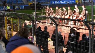2019 fand das bislang letzte Stadionsingen in Mannheim statt. Hier musiziert der Trommelpalast.