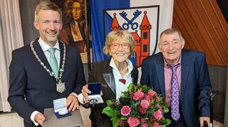 Bürgermeister Stefan Schmutz (v.l.) verleiht die Carl-und-Bertha-Benz-Medaille an Ilse Schummer und Meinhard Georg für ihr Engagement.