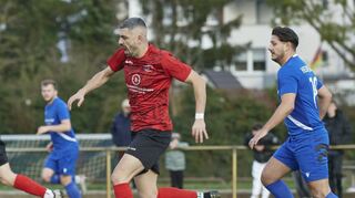 Xhino Dushaj (am Ball) vom SKV Sandhofen legt in dieser Szene gegen den Heddesheimer Joshua Hassanzadeh den Vorwärtsgang ein.