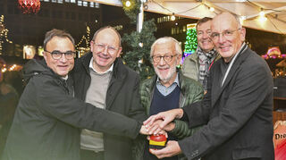 Dekan Karl Jung (v.l.), OB Christian Specht, Lutz Pauels und Ralf Klöpfer schalten die Weihnachtsbeleuchtung ein. Im Hintergrund Stefan Hoock.