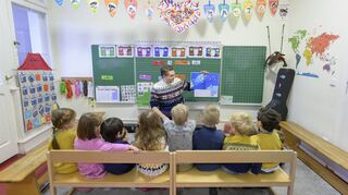 Die Kita der Pierre et Marie Curie Schule hat es auf die Shortlist des Deutschen Lesepreises geschafft. Jonathan Langer liest hier den Kleinen vor.