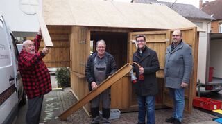 Florian Müller (v. r.), Marius Schmidt, Jürgen Schmitt und Bernd Neudeck beim Aufbau auf dem Domplatz.