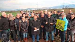 Bürgermeister Achim Weitz, MdB-Alexander Föhr und viele Demonstranten haben sich zur Kundgebung versammelt.