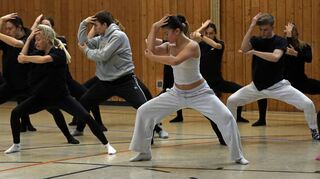 Überzeugend im Ausdruck: Die Tänzer der „neo dance company“ erarbeiten in der KSG-Halle Nordheim noch Details ihrer Choreographie für die WM in Novi Sad.