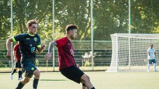 Da war es noch Sommer: Lampertheims Marcel Klotzbach (am Ball) im Hinspiel gegen den VfL Birkenau II.