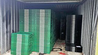 Obstpfandkisten in einer Garage: Eine Bande hat mit gestohlenen Behältern einen Schaden von rund 1,5 Millionen Euro angerichtet.