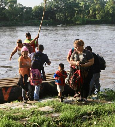 Flüchtlingsunterkünfte in Mexiko nehmen zunehmend Familien auf. Die meisten von ihnen haben zuvor – wie die Menschen auf dem Bild – den Grenzfluss Rio Suchiate illegal überquert.