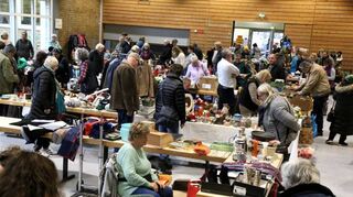Beim Hallenflohmarkt im Rheinauer Nachbarschaftshaus wurde so mancher Besucher fündig.