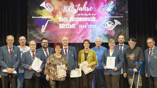 Zahlreiche Mitglieder freuen sich über die Ehrung beim 100 Jahre alten Katholischen Kirchenmusikverein in Bürstadt.