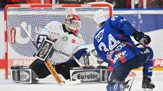 Adler-Angreifer Tom Kühnhackl überwindet Iserlohns Torhüter Hendrik Hane zum 1:1.