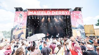 Legendäre Stimmung auf und vor der Open Air-Bühne des Maifeld Derbys.