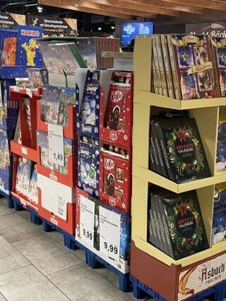 Beim Mannheimer Marktkauf Scheck-in Center stapeln sich die Kalender.