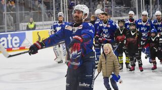 Feiern mit den Fans: Nach dem Sieg gegen die Iserlohn Roosters schickte Adler-Verteidiger Nick Cicek die Welle auf die Reise.