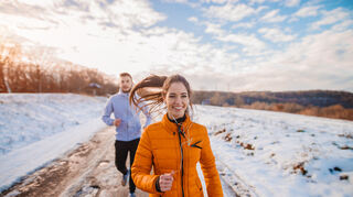 Im Winter raus zum Trainieren: Nicht nur gesund, sondern auch für alle, die abnehmen wollen, besonders effektiv.