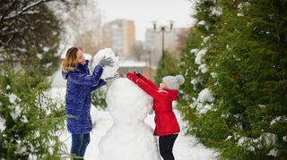 Oftmals vergisst man wie anstrengend es doch auch ist, einen Schneemann zu bauen – bewegt hat man sich danach auf jeden Fall ausreichend.