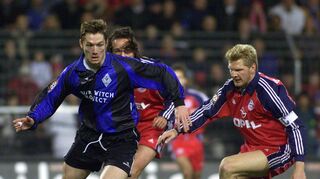 Waldhof-Profi Otto Vincze (l.) versucht gegen Bayern-Star Stefan Effenberg den Ball behaupten. Die Mannheimer verloren das DFB-Pokal-Achtelfinale am 1. Dezember 1999 am Ende klar mit 0:3.