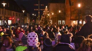 Jetzt leuchtet er: Die Kinder Wallstadtschule bei der Weihnachtsbaum-Einweihung der Interessengemeinschaft Wallstadter Vereine.