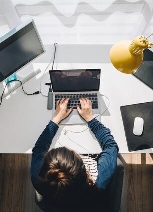 Viele Betriebe wollen, dass ihre Beschäftigten weniger im Homeoffice sitzen.