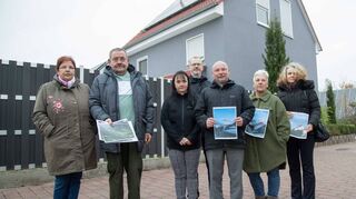 Verzweifelt: Anwohner im Sonneneck leiden unter dem Taubendreck und unter Ratten im Garten. Sie sind überzeugt, dass ihre Nachbarin Körner ausstreut.