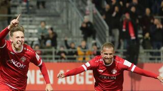 Ob die Kickers (hier Fabian Wessig/links) und Benyas Solomon Junge-Abiol) wieder so jubeln können wie zuletzt beim 2:0 gegen Burghausen?