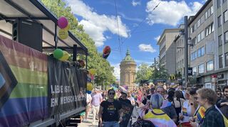 Der Christopher Street Day in Mannheim findet 2025 am 12. Juli statt. 2024 nahmen rund 8000 Menschen am Demonstrationszug teil.