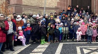 Im vergangenen Jahr stellten sich die Weihnachstbaum-Schmücker zu einem Gruppenfoto vor der Apostelkirche auf.