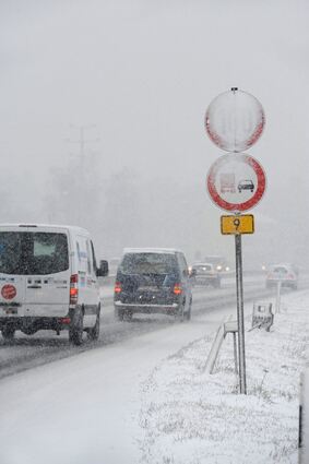 <p>Verkehrsbehinderungen durch den Wintereinbruch: Die B 9 bei Speyer ist schneebedeckt.</p>