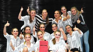 <p>Das fängt ja gut an: Die Tanzformation der TG Bobstadt, Piccola, gewinnt den Saisonauftakt. Trainerin Lisa Ritzert (gestreiftes Shirt) freut sich mit den Mädchen.</p>