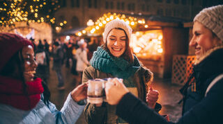 Cheers heißt es in Mannheim nicht nur auf den drei Weihnachstmärkten in der Innenstadt. Auch in der Neckarstadt könnt ihr Glühwein genießen.