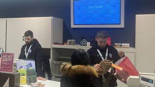 Die Profis beim SV Waldhof Mannheim, Tim Sechelmann (l.) und Jan-Christoph Bartels, helfen an der Kasse der Galeria aus.