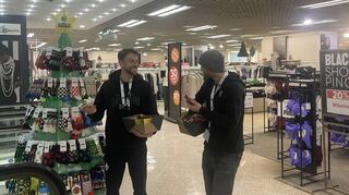 Lukas Klünter (l.) und Marcel Seegert vom SV Waldhof Mannheim haben sichtlich Spaß beim Verteilen von Schokolade bei Galeria.