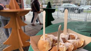 Süß und vegetarisch: Die Poffjetes - holländische Mini-Pfannkuchen - auf dem Weihnachtsmarkt.