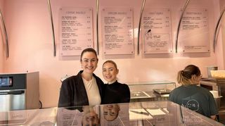 Die Gründerinnen Stephanie Weiss und Sarah Dieterich (von links) kurz vor der Neueröffnung von „Dear Bagel“.