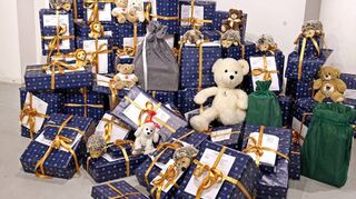 Geschenke wie Spielzeug und tröstende Plüschtiere, gekauft aus Spendenmitteln – als sichtbare, fühlbare Zeichen, dass die Gesellschaft Anteil nimmt.