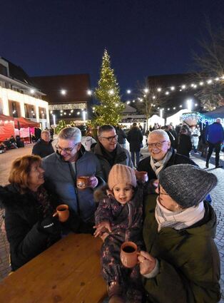 Lauschige Weihnachtsatmosphäre auf dem Dorfplatz: Seit Freitagabend ist der dreitägige Heddesheimer Weihnachtsmarkt im Gange.