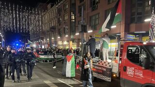 Angeführt wird der Protestzug von einem Wagen mit Lautsprechern