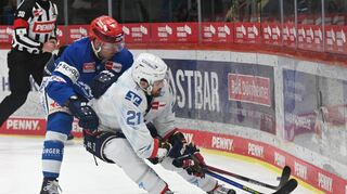 Die Adler – hier Kris Bennett (r.) – präsentierten sich gegen Alex Trivellatos Schwenninger von ihrer schlechtesten Seite.