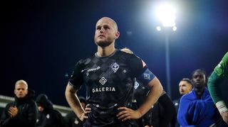 Nackenschlag im frostigen Schwabenland: Waldhof-Kapitän Marcel Seegert stellt sich mit seinen Kollegen nach dem Abpfiff den mitgereisten Fans.